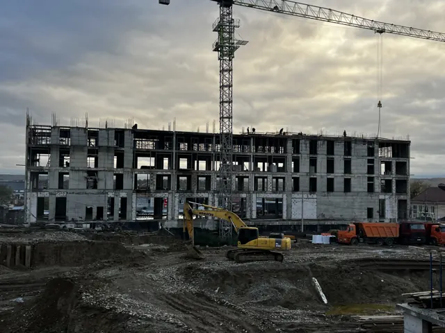 Стройка, октябрь 2025